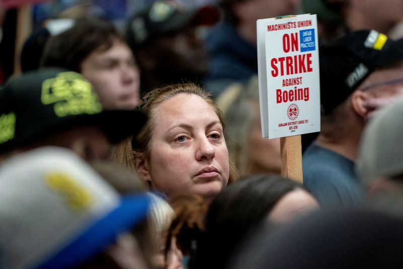 &copy; Reuters. FILE PHOTO: Boeing workers from the International Association of Machinists and Aerospace Workers District 751 attend a rally at their union hall during an ongoing strike in Seattle, Washington, U.S. October 15, 2024. REUTERS/David Ryder/File Photo