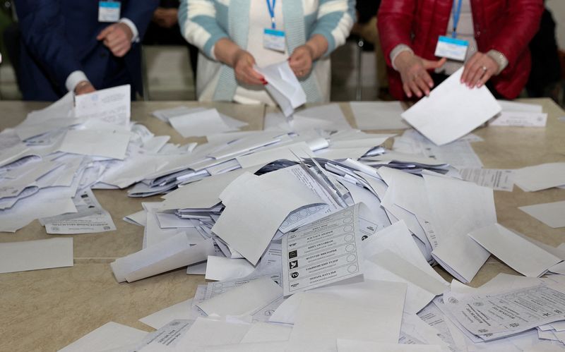 &copy; Reuters. Members of an electoral commission count votes after polling stations closed in the course of Moldova's presidential election and a referendum on joining the European Union, in Chisinau, Moldova October 20, 2024. REUTERS/Stringer   