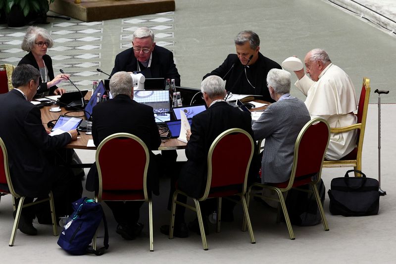 &copy; Reuters. Pope Francis attends a meeting of the General Congregation of Synod of Bishops, in Paul VI hall, in Vatican City, October 21, 2024. REUTERS/Guglielmo Mangiapane 