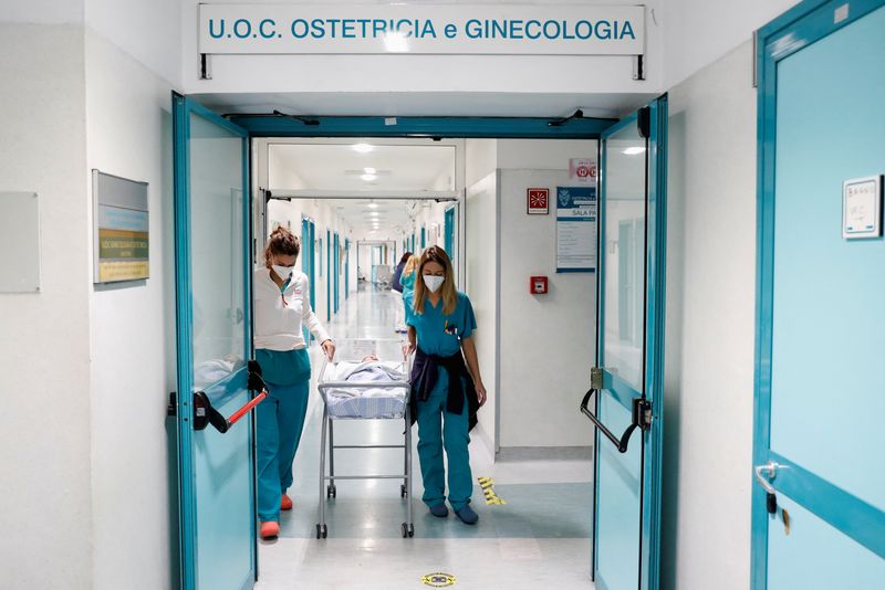 &copy; Reuters. Un neonato viene trasportato lungo un corridoio dell'ospedale Santo Spirito, a Roma, Italia, 14 novembre 2022. REUTERS/Remo Casilli