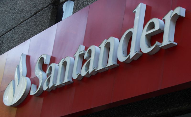 &copy; Reuters. FILE PHOTO: The logo of Santander bank is seen on the facade of a branch in Mexico City, Mexico June 17, 2024. REUTERS/Henry Romero/File Photo