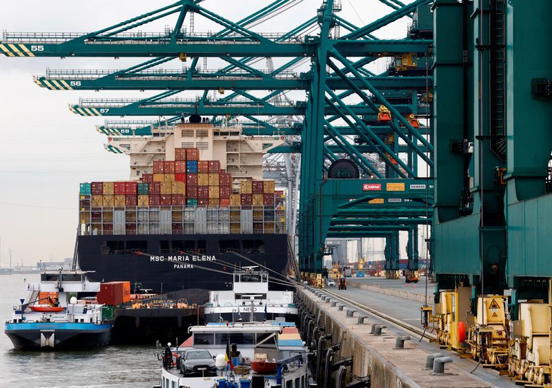 © Reuters. Navio de contêineres da MSC no porto da Antuérpia, Bélgica