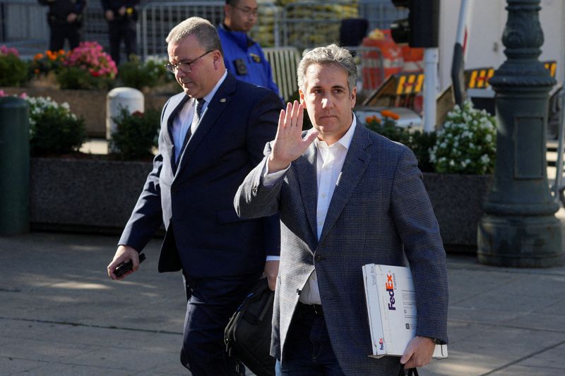 © Reuters. FILE PHOTO: Former attorney for former U.S. President Donald Trump, Michael Cohen, arrives the Trump Organization civil fraud trial, in New York State Supreme Court in the Manhattan borough of New York City, U.S., October 24, 2023. REUTERS/Jeenah Moon/File Photo