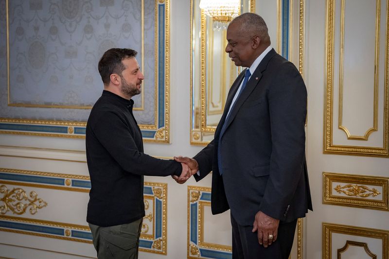 &copy; Reuters. Il presidente ucraino Volodymyr Zelensky accoglie il Segretario alla Difesa statunitense Lloyd Austin prima del loro incontro, nel contesto dell'attacco russo all'Ucraina, a Kyiv, Ucraina, 21 ottobre 2024. Servizio stampa presidenziale ucraino/Handout via