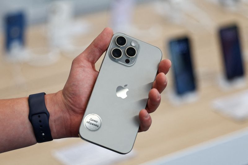 &copy; Reuters. FILE PHOTO: A man holds an Apple iPhone 16 Pro Max ahead of the launch of sales of the new iPhone 16 series smartphones in a store in Moscow, Russia September 20, 2024. The sign on the sticker reads: "Demo model." REUTERS/Evgenia Novozhenina/File Photo