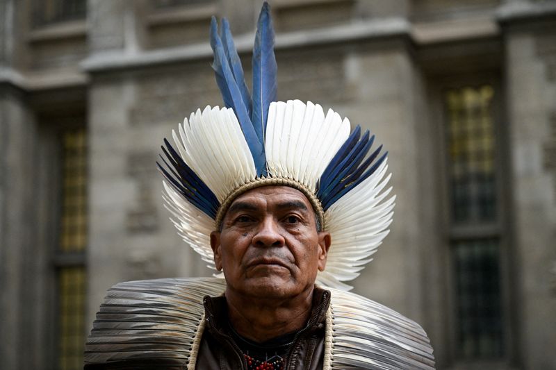 © Reuters. Cacique Bayara, leader of the Pataxo Geru-Tucuna village, located in the municipality of Acucena in Minas Gerais, Brazil, appears outside the Rolls Building of the High Court amid a lawsuit against the BHP Group over the 2015 collapse of the Mariana dam in Brazil, in London, Britain, October 21, 2024. REUTERS/Jaimi Joy  