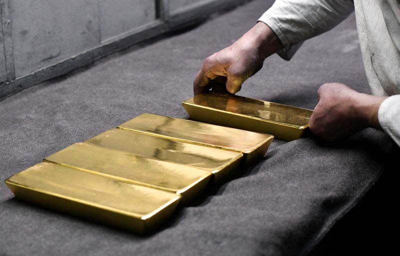 &copy; Reuters. FILE PHOTO: An employee places ingots of 99.99 percent pure gold in a workroom at the Novosibirsk precious metals refining and manufacturing plant in the Siberian city of Novosibirsk, Russia, September 15, 2023. REUTERS/Alexander Manzyuk/File Photo