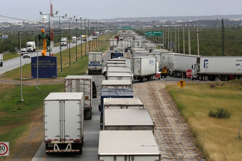 &copy; Reuters. FILE PHOTO: Trucks wait in a long queue for border customs control to cross into U.S. at the World Trade Bridge in Nuevo Laredo, Mexico, November 2, 2016. Picture taken November 2, 2016. REUTERS/Daniel Becerril/File Photo