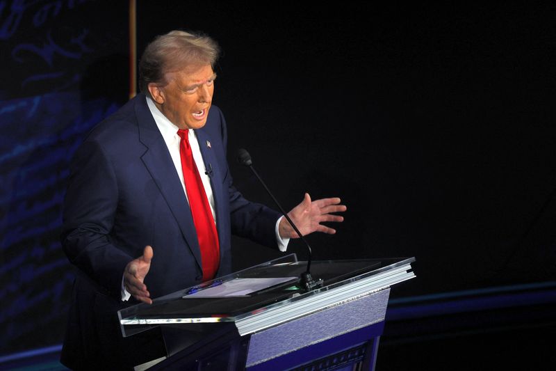 © Reuters. Republican presidential nominee, former U.S. President Donald Trump speaks during a presidential debate with Democratic presidential nominee, U.S. Vice President Kamala Harris, hosted by ABC in Philadelphia, Pennsylvania, U.S.,  September 10, 2024 REUTERS/Brian Snyder/File Photo