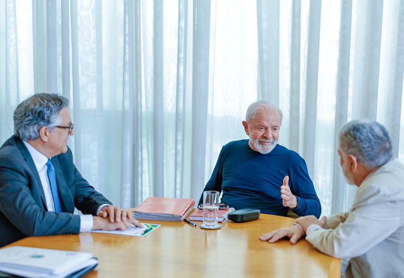 © Reuters. Brazilian President Luiz Inacio Lula da Silva meets with Institutional Relations Minister Alexandre Padilha and top foreign policy adviser Celso Amorim, after he suffered a head injury at home that caused a minor brain hemorrhage in Brasilia, Brazil, October 21, 2024, in this handout image. Brazilian Presidency/Handout via REUTERS 