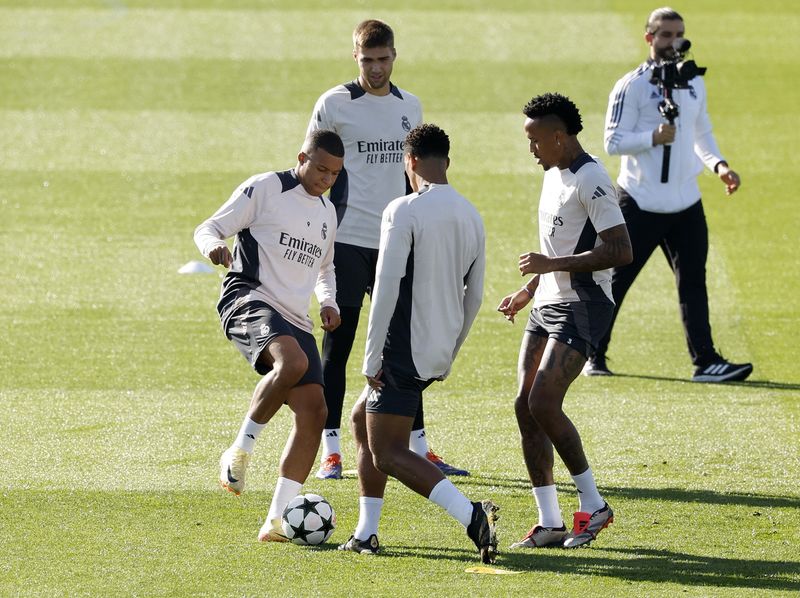 &copy; Reuters. Kylian Mbappé em treino do Real Madrid n 21/10/2024   REUTERS/Juan Medina