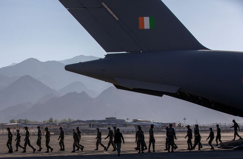 © Reuters. Soldados indianos desembarcam de avião de transporte militar em uma base aérea avançada em Leh, na região de Ladakh 
15/09/2020
REUTERS/Danish Siddiqui