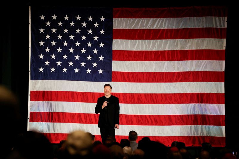 © Reuters. FILE PHOTO: Tesla CEO and X owner Elon Musk, who supports Republican presidential nominee former U.S. President Donald Trump, speaks about voting during an America PAC Town Hall in Folsom, Pennsylvania, U.S., October 17, 2024. REUTERS/Rachel Wisniewski