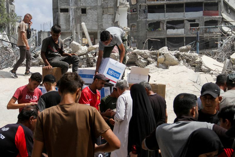 &copy; Reuters. FILE PHOTO: Palestinians gather to receive aid, including food supplies provided by World Food Program (WFP), outside a United Nations distribution center, amid the Israel-Hamas conflict, in Jabalia in the northern Gaza Strip, August 24, 2024. REUTERS/Mah