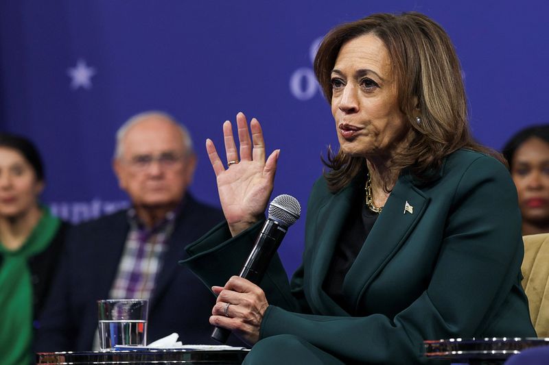 &copy; Reuters. Democratic presidential nominee and U.S. Vice President Kamala Harris speaks, as she attends a town hall with former U.S. Rep. Liz Cheney (R-WY) (not pictured), in The People’s Light in Malvern, Pennsylvania, U.S., October 21, 2024. REUTERS/Leah Millis