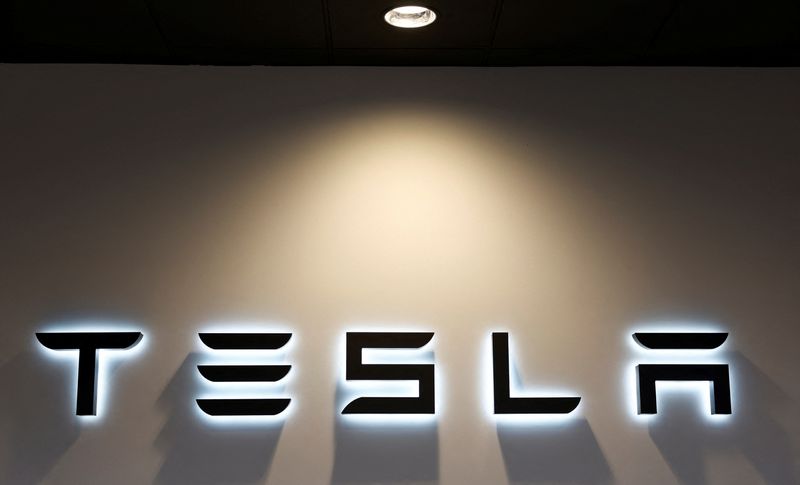 © Reuters. The Tesla Logo is seen at a dealership in Durango, northern Spain, October 30, 2023. REUTERS/Vincent West/File Photo