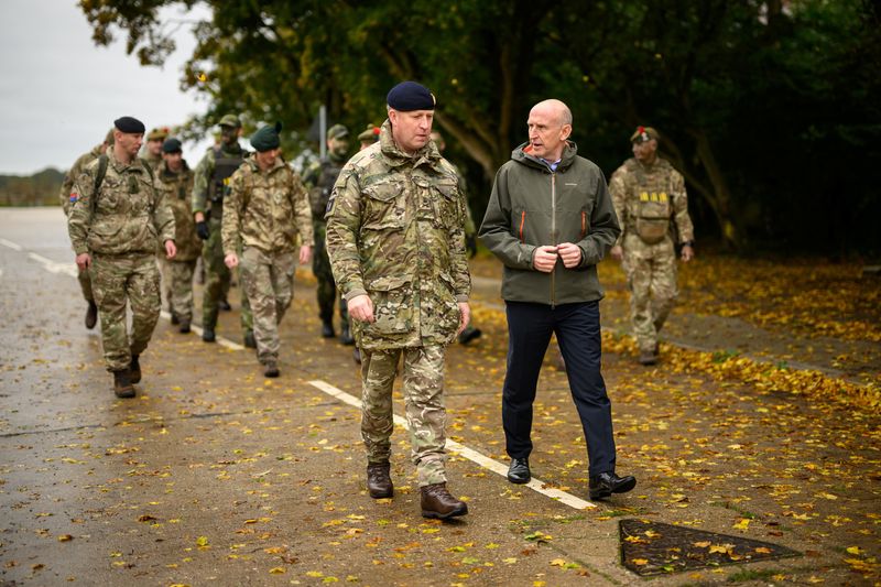 © Reuters. British Defence Secretary John Healey speaks with soldiers and staff at the Stanford Training Area on October 20, 2024 near Thetford, Britain. Leon Neal/Pool via REUTERS