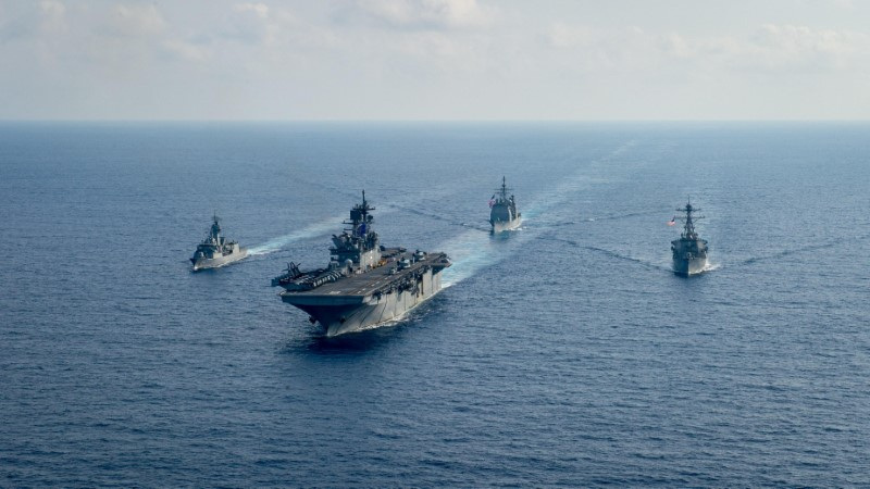 © Reuters. FILE PHOTO: Royal Australian Navy guided-missile frigate HMAS Parramatta (FFH 154) (L) sails with U.S. Navy Amphibious assault ship USS America (LHA 6), Ticonderoga-class guided-missile cruiser USS Bunker Hill (CG 52) and Arleigh-Burke class guided missile destroyer USS Barry (DDG 52) in the South China Sea, April 18, 2020. Petty Officer 3rd Class Nicholas Huynh/U.S. Navy/Handout via REUTERS/File Photo