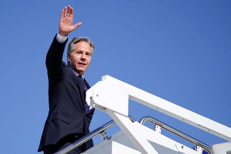 &copy; Reuters. U.S. Secretary of State Antony Blinken boards a plane, en route to the Middle East, as he departs Joint Base Andrews, Maryland, U.S., October 21, 2024. REUTERS/Nathan Howard/Pool