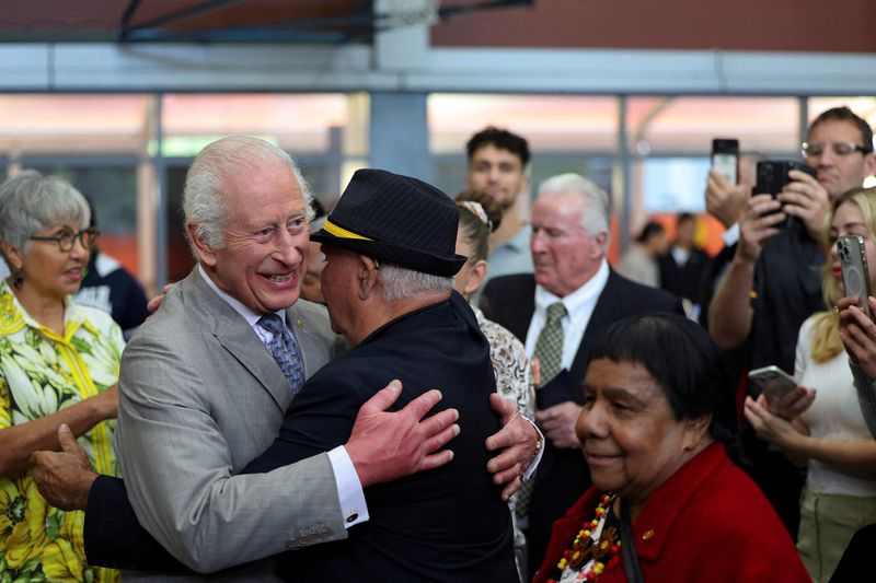 © Reuters. Britain's King Charles embraces an Indigenous community member during a visit to the National Centre for Indigenous Excellence in Sydney, Australia, October 22, 2024. REUTERS/Toby Melville/Pool