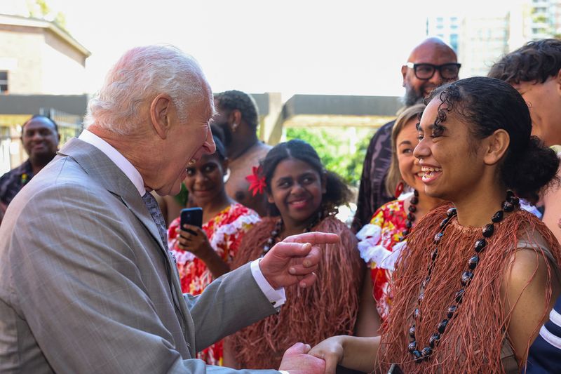 © Reuters. Britain's King Charles greets an Indigenous community member during a visit to the National Centre for Indigenous Excellence in Sydney, Australia, October 22, 2024. REUTERS/Toby Melville/Pool