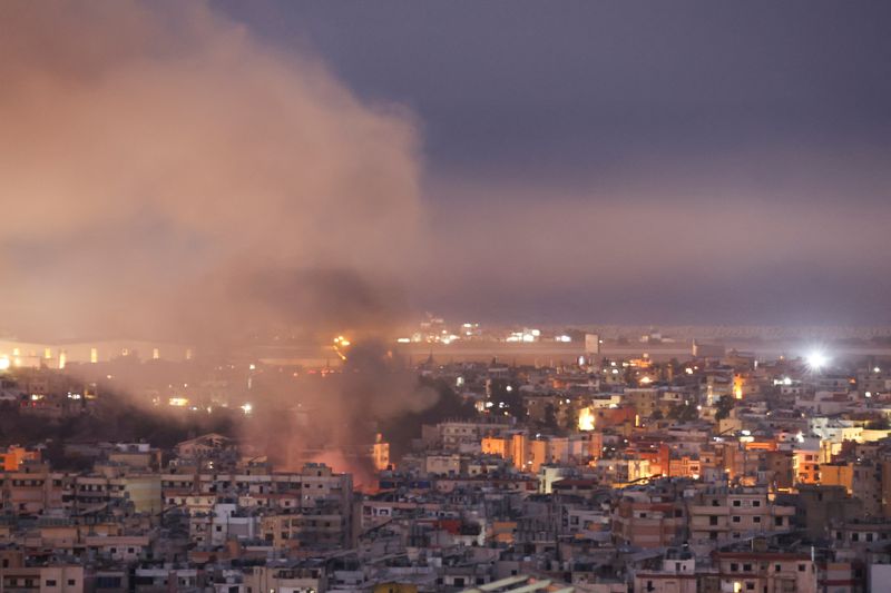 © Reuters. Smoke billows over Beirut's southern suburbs after an Israeli strike, amid the ongoing hostilities between Hezbollah and Israeli forces, as seen from Baabda, Lebanon October 22, 2024. REUTERS/Mohamed Abd El Ghany