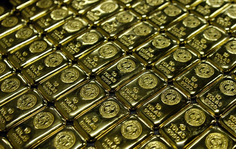 © Reuters. FILE PHOTO: Gold bars are displayed at South Africa's Rand Refinery in Germiston May 30, 2006.   REUTERS/Siphiwe Sibeko/File Photo