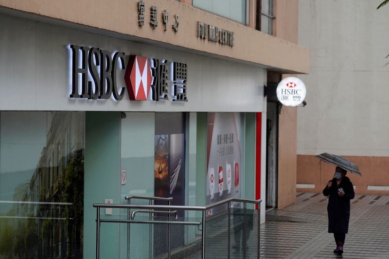 © Reuters. FILE PHOTO: A pedestrian walks past a HSBC bank branch in Hong Kong, China February 22, 2022. REUTERS/Lam Yik/File Photo