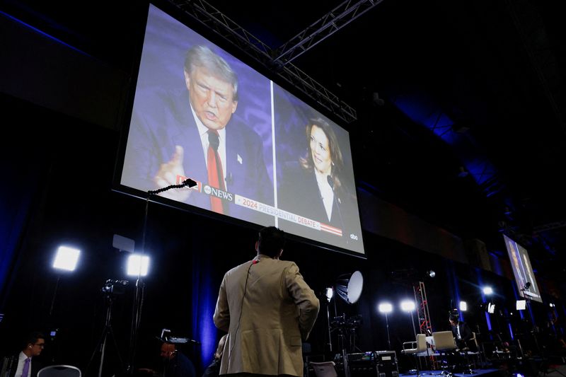 &copy; Reuters. FILE PHOTO: A screen displays the presidential debate hosted by ABC between Republican presidential nominee, former U.S. President Donald Trump and Democratic presidential nominee, U.S. Vice President Kamala Harris in Philadelphia, Pennsylvania, U.S., Sep