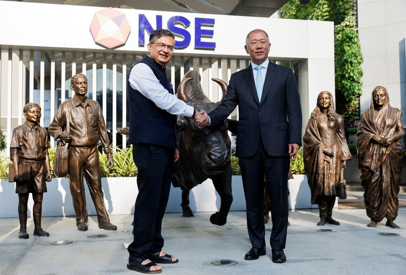 © Reuters. Euisun Chung, Executive Chairman of Hyundai and Chief Executive Officer (CEO) of Hyundai Motor Group, and Ashishkumar Chauhan, Managing Director and Chief Executive Officer of the National Stock Exchange (NSE), pose for a picture during the listing ceremony of Hyundai Motor India Limited IPO at NSE, in Mumbai, India, October 22, 2024. REUTERS/Francis Mascarenhas