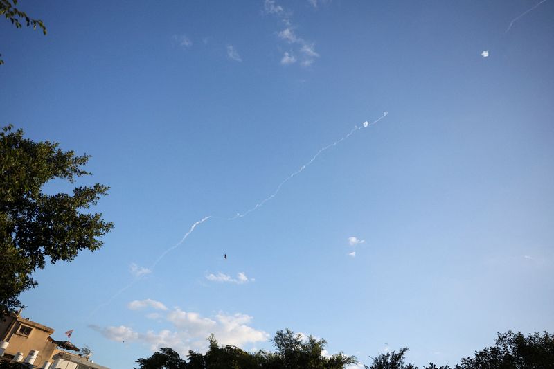 &copy; Reuters. Israel's Iron Dome anti-missile system operates to intercept rockets launched from Lebanon towards Israel, amid cross-border hostilities between Hezbollah and Israel, in Tel Aviv, Israel, October 22, 2024. REUTERS/Violeta Santos Moura  