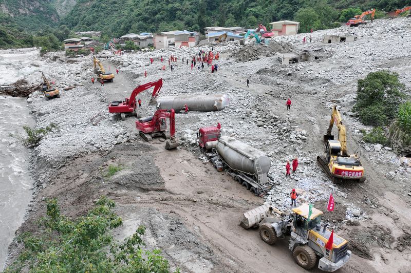 © Reuters. A drone view shows rescue workers carrying out repairing work at a highway damaged by a flash flood and landslide in Ridi village, Ganzi Tibetan Autonomous Prefecture of Kangding, Sichuan province, China August 4, 2024. cnsphoto via REUTERS/ File Photo