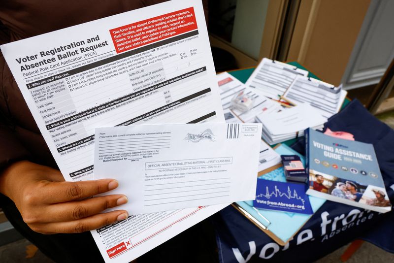 © Reuters. A U.S. citizen abroad voter holds a voter registration and absentee ballot request form and an envelope which will contain an official absentee balloting material at a stand set up outside a cafe by Democrats Abroad volunteers to help Americans living in Paris to navigate the bureaucracies of state and local election laws, in Paris, France, October 21, 2024. REUTERS/Stephanie Lecocq