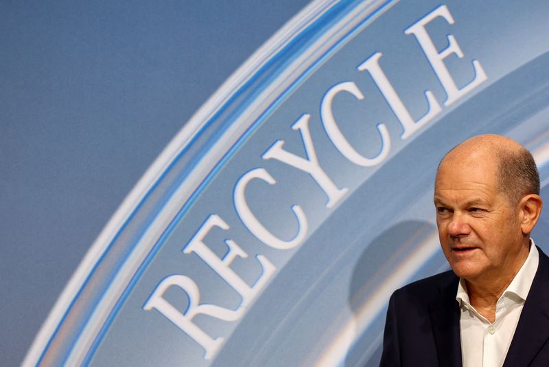 &copy; Reuters. German Chancellor Olaf Scholz attends the opening ceremony of the Mercedes Benz battery recycling factory in Kuppenheim, Germany, October 21, 2024. REUTERS/Kai Pfaffenbach/ File Photo