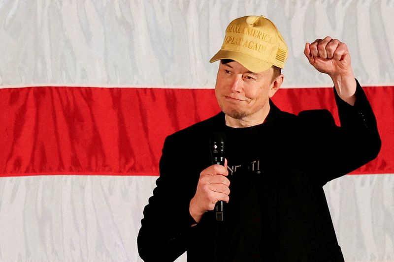 © Reuters. FILE PHOTO: Tesla CEO and X owner Elon Musk, who supports Republican presidential nominee former U.S. President Donald Trump, gestures as he speaks about voting during an America PAC Town Hall in Folsom, Pennsylvania, U.S., October 17, 2024. REUTERS/Rachel Wisniewski/File Photo