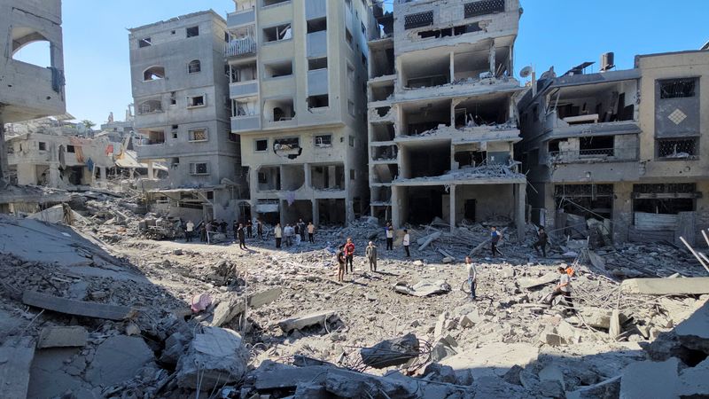 ©Reuters. Palestinians gather at the site of Israeli attacks on homes and apartment buildings during the ongoing conflict between Israel and Hamas in Beit Lahiya in the northern Gaza Strip, October 20, 2024. REUTERS/Abdul Karim Farid 