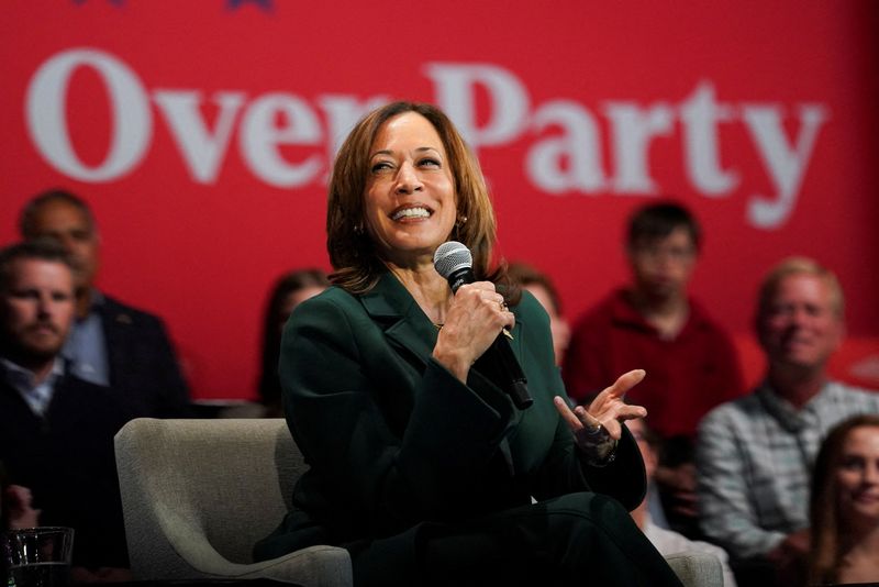 &copy; Reuters. Democratic presidential nominee U.S. Vice President Kamala Harris attends a conversation moderated by Charlie Sykes with former U.S. Rep. Liz Cheney (R-WY) in Brookfield, Wisconsin, U.S., October 21, 2024. REUTERS/Kevin Lamarque  