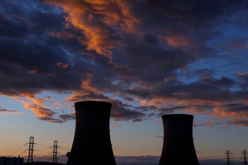 &copy; Reuters. FILE PHOTO: The Three Mile Island Nuclear power plant is seen at sunset in Middletown, Pennsylvania, U.S., October 15, 2024. REUTERS/Shannon Stapleton/File Photo