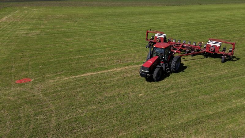 &copy; Reuters. FILE PHOTO: A drone view shows Mark Tuttle's tractor and soybean planter parked on his soy farm in Somonauk, Illinois, U.S., May 30, 2024.  REUTERS/Jim Vondruska/File Photo