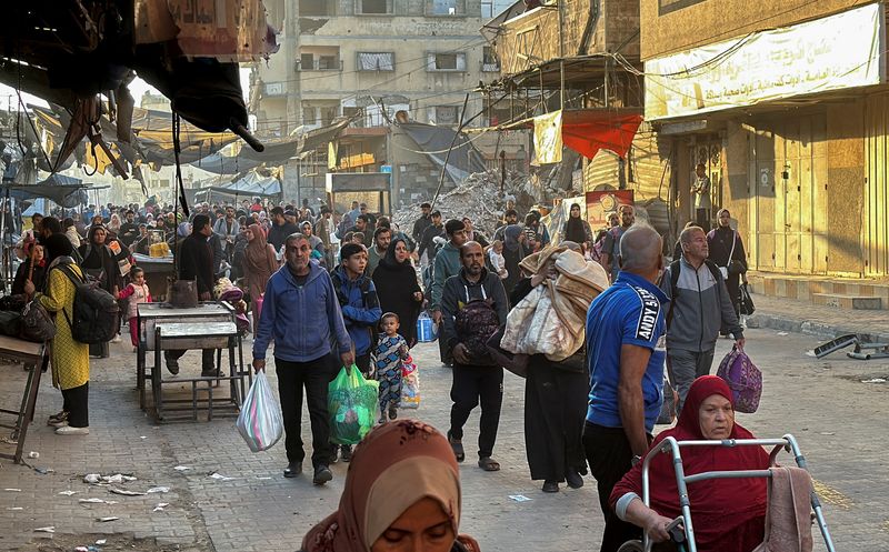 &copy; Reuters. Displaced Palestinians ordered by the Israeli military to evacuate their neighborhoods make their way as they flee amid an Israeli military operation, in Beit Lahiya in the northern Gaza Strip October 22, 2024. REUTERS/Stringer