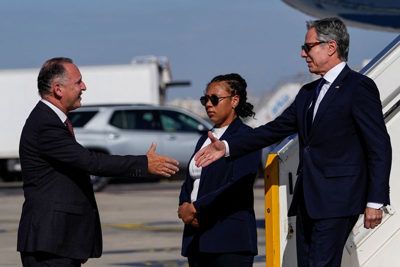 © Reuters. Gil Haskel welcomes U.S. Secretary of State Antony Blinken he arrives in Tel Aviv, Israel, October 22, 2024. REUTERS/Nathan Howard/Pool