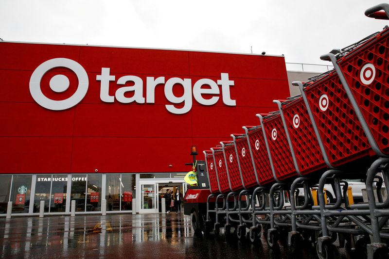 &copy; Reuters. FILE PHOTO: Shoping carts are wheeled outside a Target Store during Black Friday sales in Brooklyn, New York, U.S., November 26, 2021.  REUTERS/Brendan McDermid/File Photo