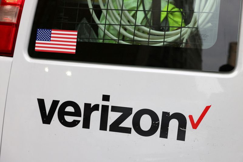 © Reuters. FILE PHOTO: A Verizon logo is seen on a van in Manhattan, New York City, U.S., November 22, 2021. REUTERS/Andrew Kelly/File Photo