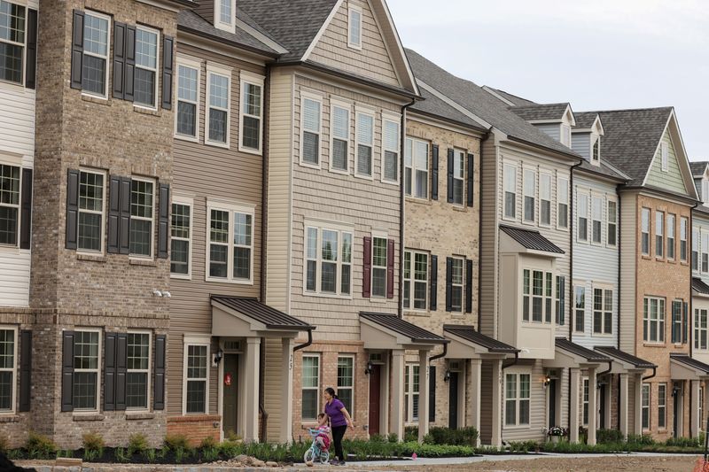 &copy; Reuters. FILE PHOTO: Houses are seen in Livingston Square, a construction of the PulteGroup, in Livingston, New Jersey, U.S., May 23, 2022. REUTERS/Andrew Kelly/File Photo