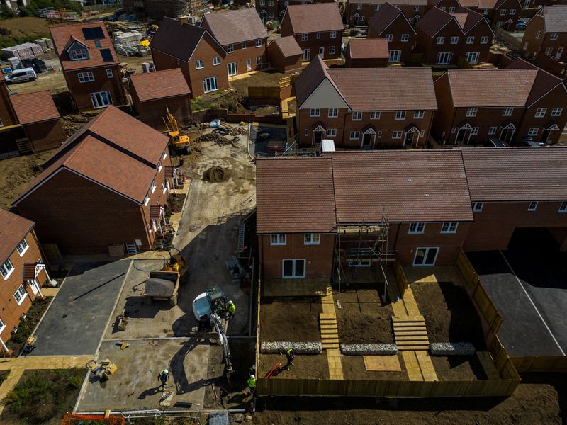 &copy; Reuters. FILE PHOTO: A drone view shows construction work taking place on new homes at Whitstable Heights in Whitstable, Britain, September 11, 2024. REUTERS/Chris J. Ratcliffe/File Photo