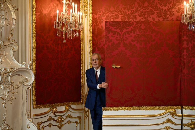 &copy; Reuters. Austrian President Alexander Van der Bellen walks as he delivers a statement in Hofburg Palace in Vienna, Austria, October 22, 2024. REUTERS/Elisabeth Mandl