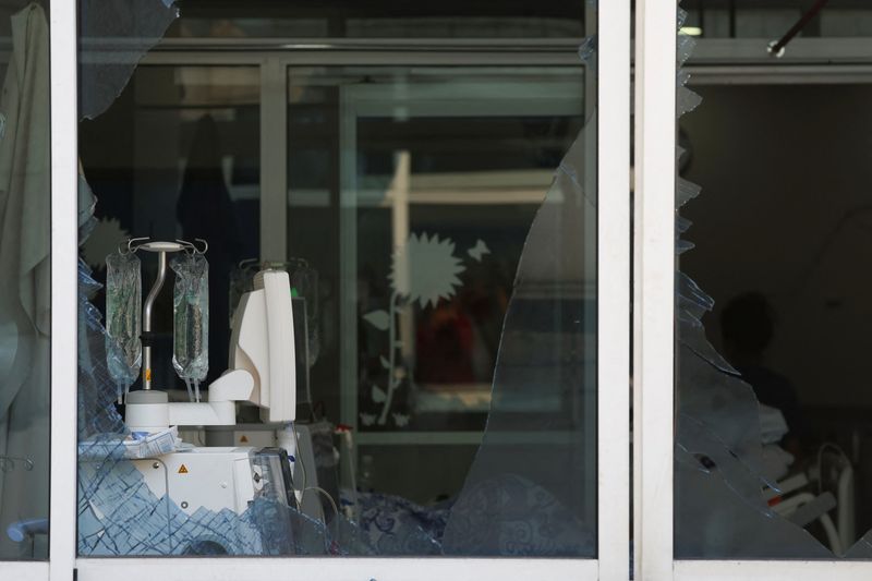 © Reuters. Medical equipment is seen through a broken window of Rafik Hariri University Hospital, in the aftermath of  an Israeli strike that hit a site near the hospital late on Monday, in Beirut, Lebanon October 22, 2024. REUTERS/Mohamed Azakir