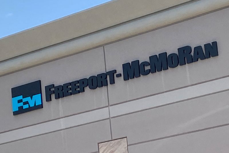 &copy; Reuters. FILE PHOTO: The logo of  copper miner Freeport-McMoRan Inc is displayed on their offices in Phoenix, Arizona, U.S. June 30, 2022. REUTERS/Ernest Scheyder/File Photo