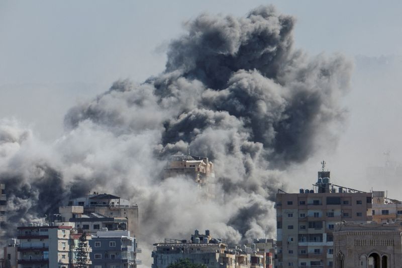 &copy; Reuters. Smoke billows amid the ongoing hostilities between Hezbollah and Israeli forces, as seen from Tyre, southern Lebanon, October 22, 2024. REUTERS/Aziz Taher 