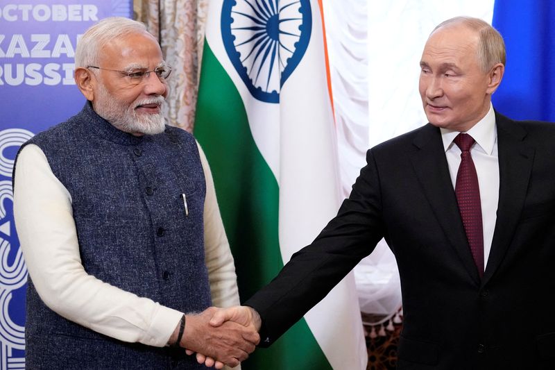 &copy; Reuters. Primero-ministro da Índia, Narendra Modi, cumprimenta presidente da Rússia, Vladimir Putin, durante reunião em Kazan, na Rússian22/10/2024 Alexander Zemlianichenko/Pool via REUTERS